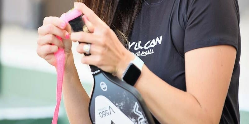 how to clean a pickleball paddle grip
